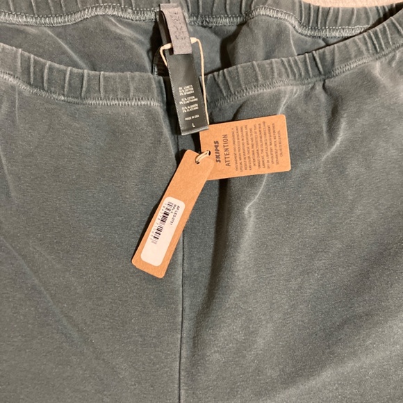 SKIMS Outdoor Legging in Malachite - Picture 5 of 5